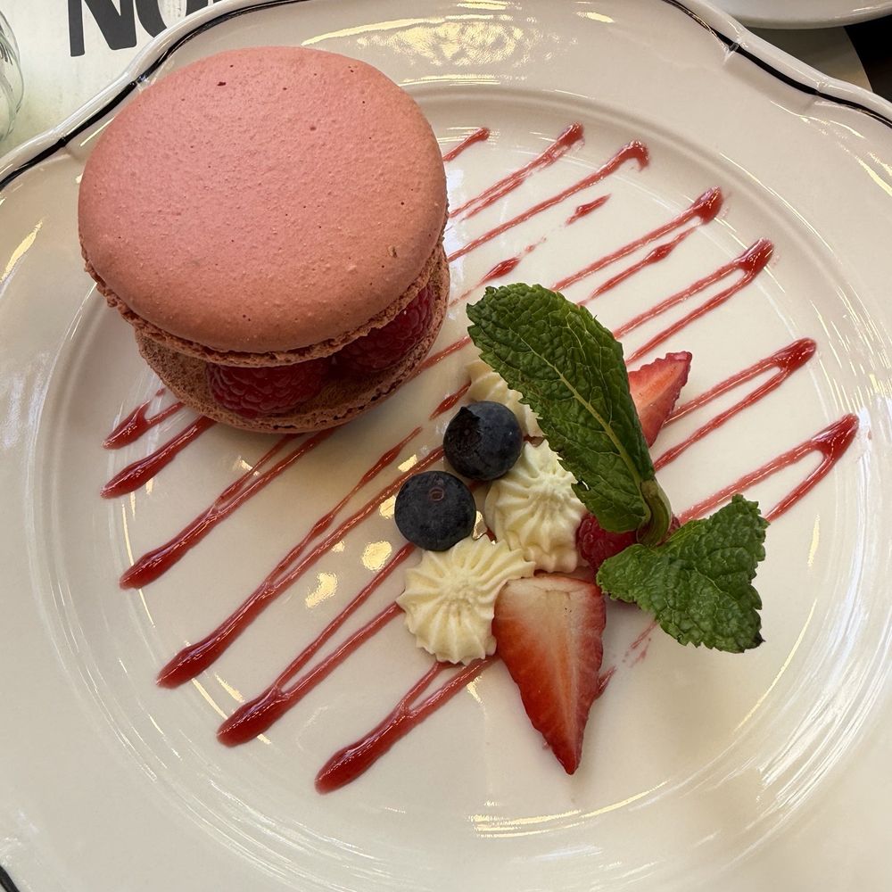 Café Beaujolais - Raspberry Macaron - French Near Me - Paris, 75
