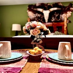 Cowboys and Angels - The Rancher Cabin at Cowboys and Angels. https://www.cowboysandangelsretreat.com Hotel, Motel, Cabins