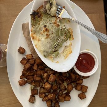 Cochon Dingue - Ham and mushrooms stuffed crepe - Breakfast & Brunch Near Me - Quebec City, Quebec Cochon Dingue - Ham and mushrooms stuffed crepe - Breakfast & Brunch Near Me - Quebec City, Quebec