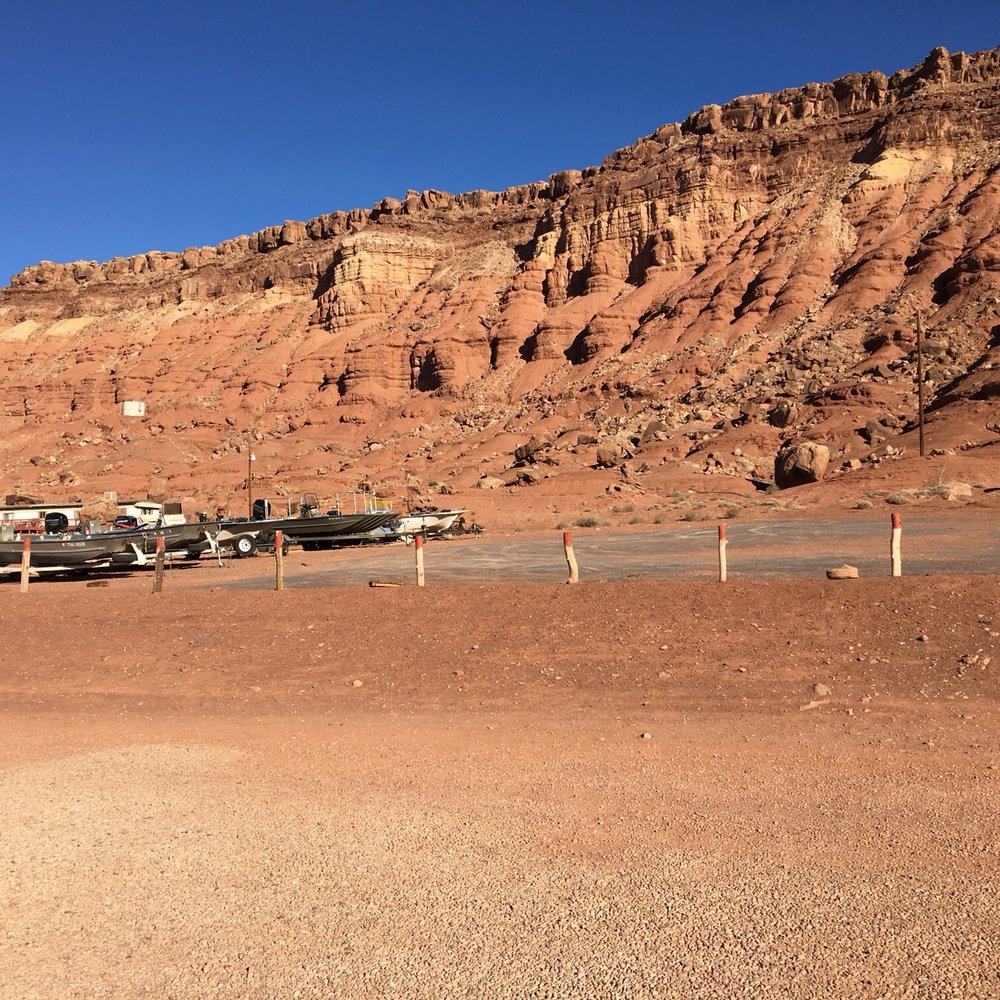 Cliff Dwellers Lodge - The obstructed view from the room. Put the boats somewhere else! - Rafting/Kayaking Near Me - Marble Canyon, Arizona