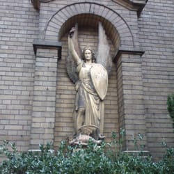 Alter St. Michael-Friedhof - Zu Füssen ein Drache. St. Michael ohne Schwert. Schwerter zu Pflugscharren somit.