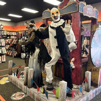 SPIRIT HALLOWEEN - Updated January 2025 - 11 Photos - 60206 Village