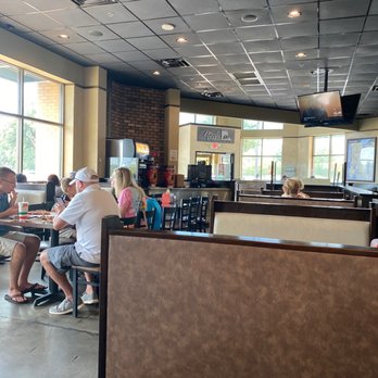 Marios Pizza - Dining room - Pizza Near Me - High Point, North Carolina