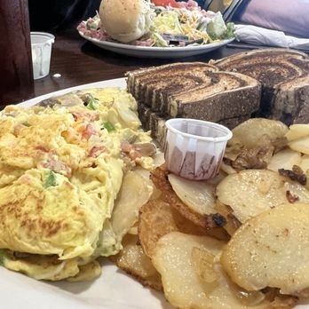 LuLu's Diner - Diners Near Me - Wapakoneta, Ohio