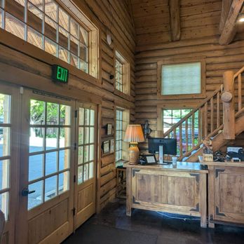 The Lodge at Riverside - The lobby - Hotels Near Me - Grants Pass, Oregon
