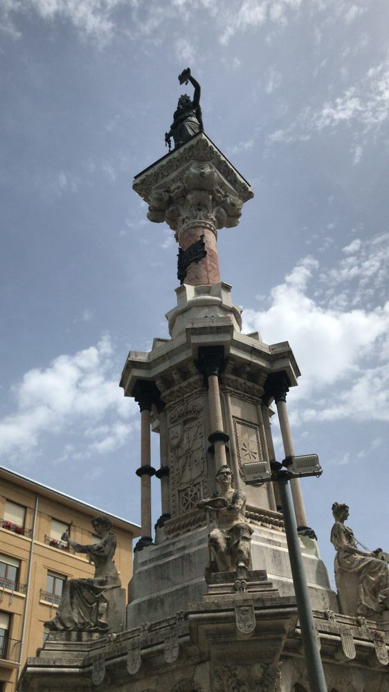 MONUMENTO A LOS FUEROS MONUMENT TO THE FUEROS P.º de Pablo Sarasate