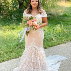 The Gypsy Petaler - Beautiful bridal bouquet. Featuring mink protea, anemones, and roses.