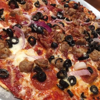 Gia's Pizza - Gias deluxe no green peppers - Pizza Near Me - O Fallon, Illinois Gia's Pizza - Gias deluxe no green peppers - Pizza Near Me - O Fallon, Illinois