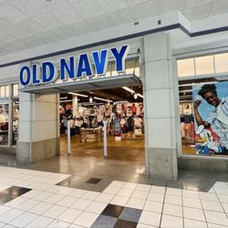 Old Navy - Front entrance to store