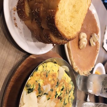 Lou Mitchell's - Breakfast & Brunch Near Me - Chicago, Illinois