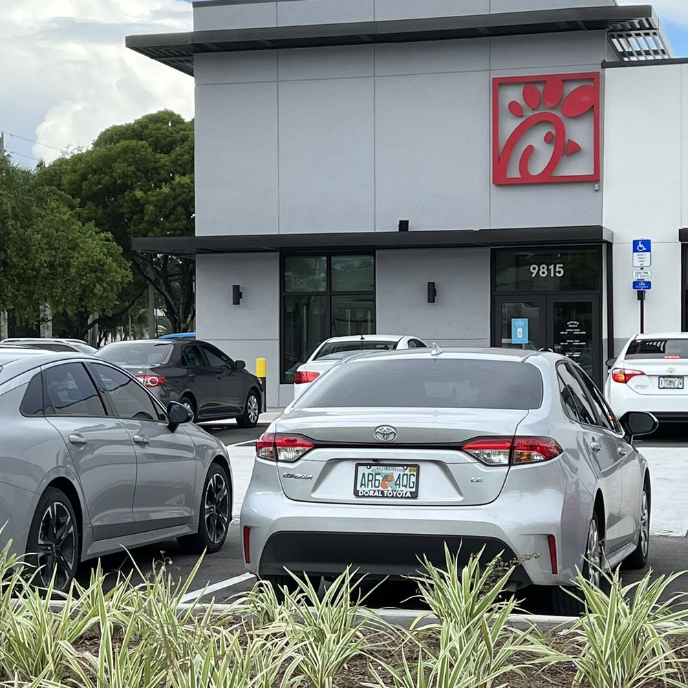 Chick-fil-A - ows cars parked in a parking lot - Fast Food Near Me - Doral, Florida
