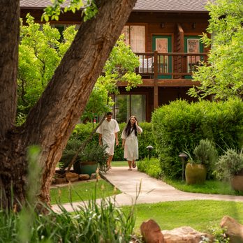 Flanigan's Resort - Spring fed pond and courtyard - Resorts Near Me - Springdale, Utah