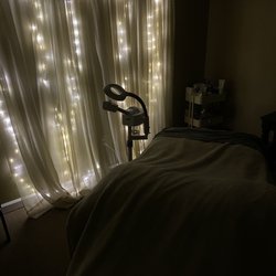 Aurora Falls Massage Studio - Dark and cozy rooms