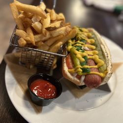 Harry Caray's 7th Inning Stretch - Hot dog was a bit cold to our liking but delicious