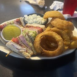 Baby club with onion rings and coleslaw