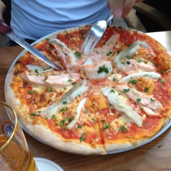 La Piazzetta - Pizza mit Meeresfrüchten - Italian Near Me - Cologne, NW