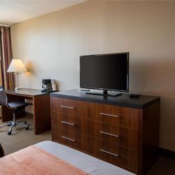 Howard Johnson Hotel&Conf Cntr by Wyndham Fullerton/Anaheim - Guest room