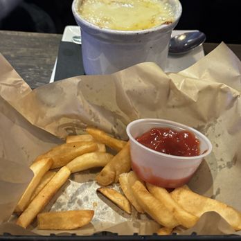 City Streets Restaurant - Steak fries and french onion soup - Sports Bars Near Me - Waltham, Massachusetts
