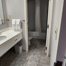 Navy Lodge New London - Bathroom