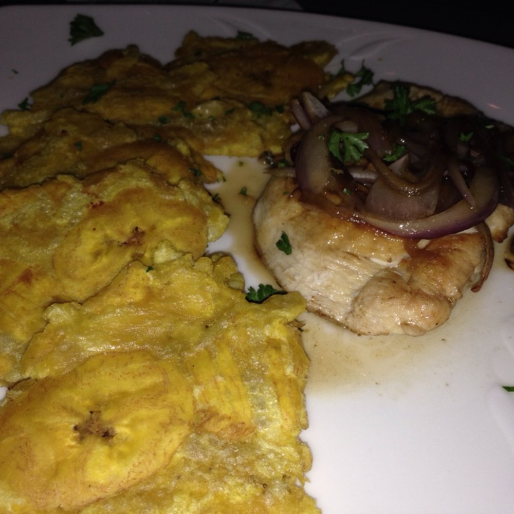 Delavida - Chicken breast with onions and tostones - Bars Near Me - San Juan, Puerto Rico Delavida - Chicken breast with onions and tostones - Bars Near Me - San Juan, Puerto Rico