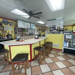 Lisa's Deli - Inside