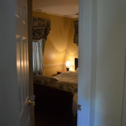 Inns On Bellevue - View into smaller bedroom