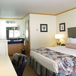 River House Inn, a Baymont by Wyndham - Guest room
