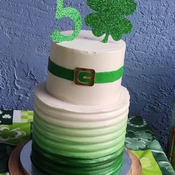 Chrissy's Kaykes - Cake design I received (the cake topper was what I wanted). The bottom tier was NOT the design I paid for.