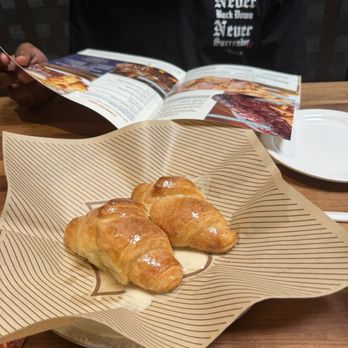 Cheddar's Scratch Kitchen - Honey Butter Croissants - American Near Me - Knoxville, Tennessee