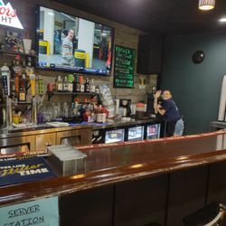 Frawg's Bar & Grill - Friendly staff!
