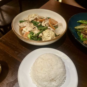 Born Thai - Garlic chicken - Thai Near Me - Brooklyn, New York
