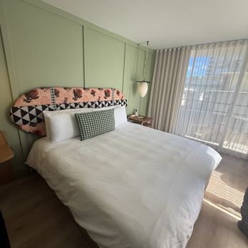 Wayfinder Waikiki - King with Lanai - Hotels Near Me - Honolulu, Hawaii