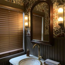 Lost Fox Inn - Tavern bathroom