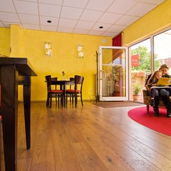 Café WuWi - Der Gastraum mit Blick zum Eingang.