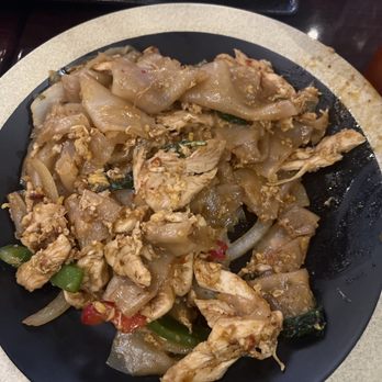 Hug Thai Cuisine - Drunken Noodle (flat noodle , egg , pepper, chicken, onion) - Thai Near Me - Bellmore, New York Hug Thai Cuisine - Drunken Noodle (flat noodle , egg , pepper, chicken, onion) - Thai Near Me - Bellmore, New York