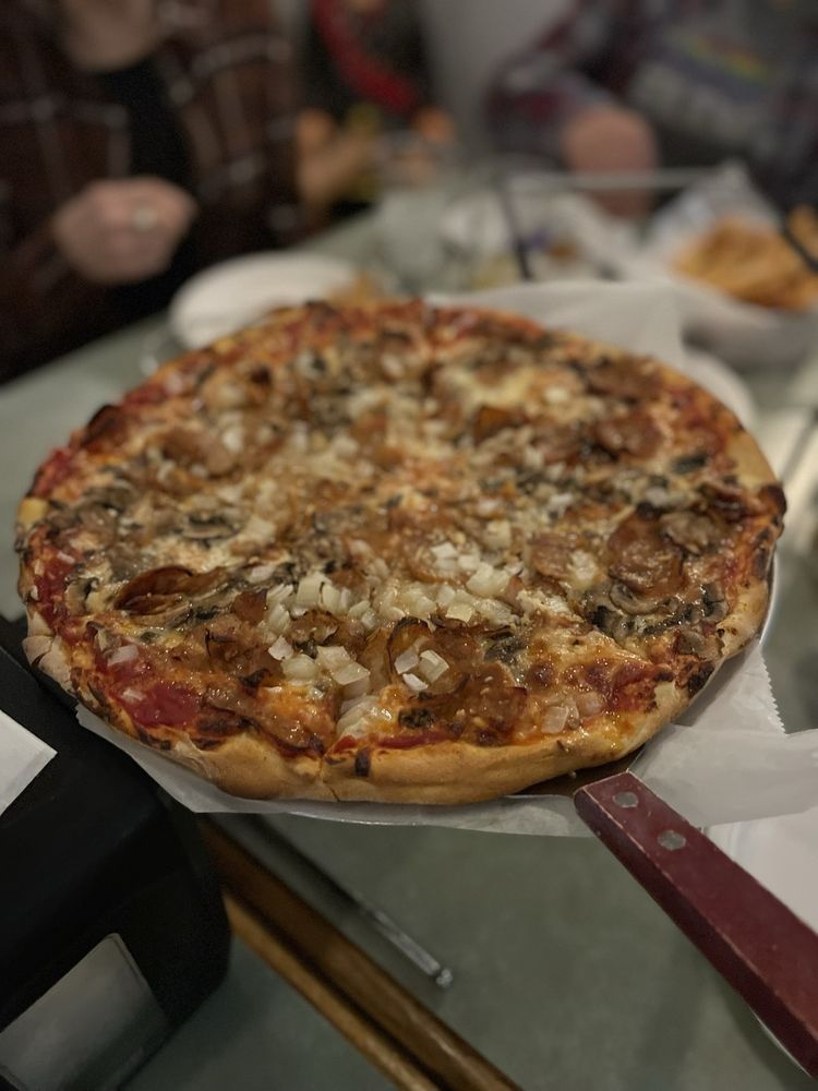 Victor Village Inn Featuring TK'S Pizza Logo