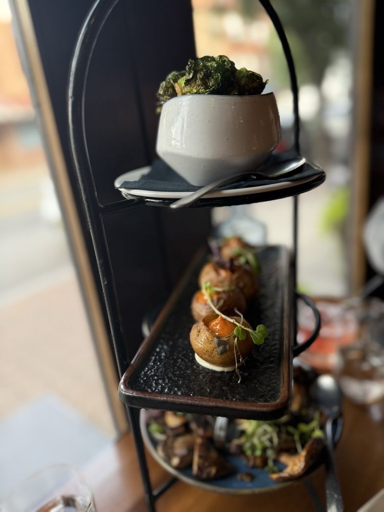 Mompou Tapas Bar & Restaurant