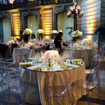 Flower Me Wild LA - A low centerpiece for the wedding in San Francisco City Hall - Florists Near Me Flower Me Wild LA - A low centerpiece for the wedding in San Francisco City Hall - Florists Near Me