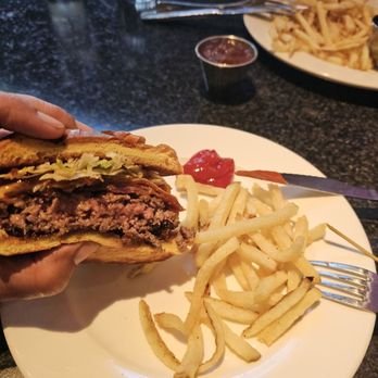 Diner Antonette - Paris Texas Angus burger with bacon and homemade apple BBQ sauce - New American Near Me - Santa Monica, California