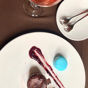 Rosas & Xocolate Restaurant-Bar - Soufflé de chocolate amargo, crumble de almendras, pétalos de rosas cristalizadas y helado de rosas - Bars Near Me - Mérida, YUC
