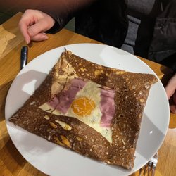 Le Phare Saint Louis - Complète traditionnelle : jambon, emmental, œuf. 8,60€