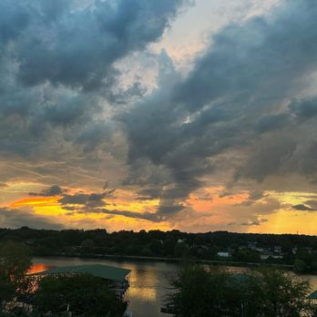 Lakeside Tavern - Lakeside views - New American Near Me - Knoxville, Tennessee