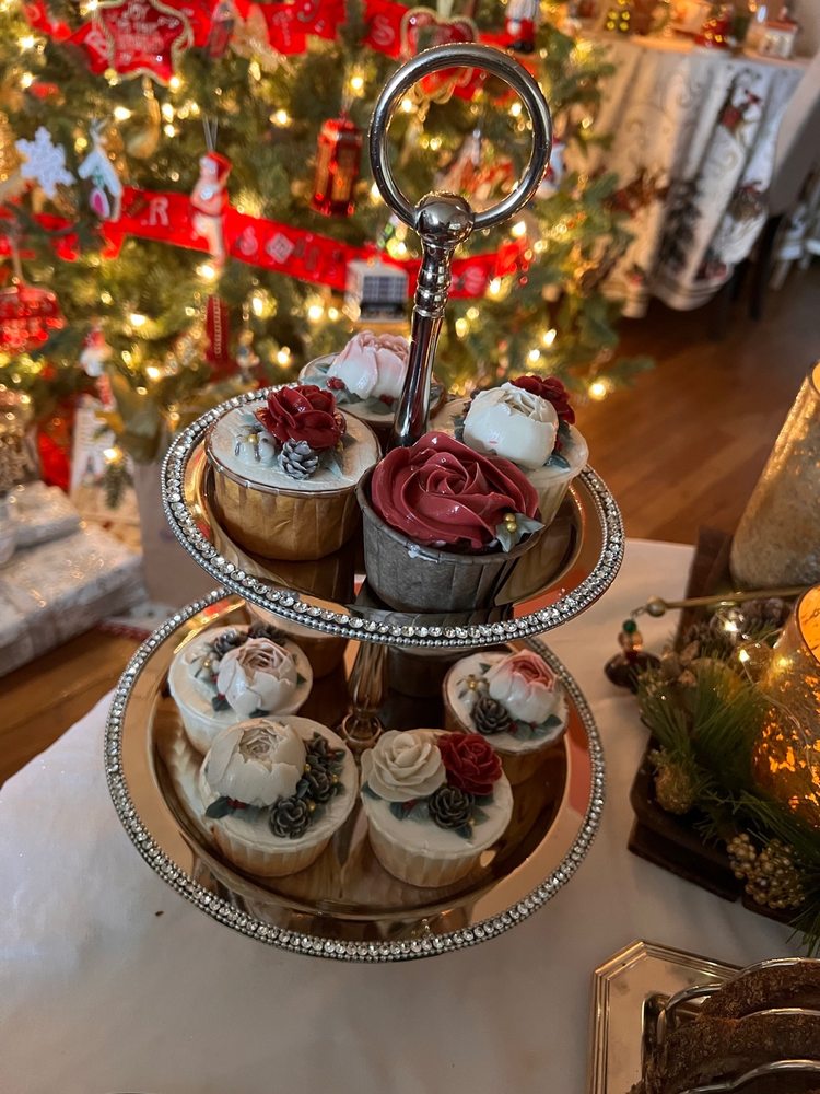 Petite Fleur Cake Logo