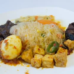 Lekker bij Karin - Ei, vermicelli, tofu en vlees. Een heerlijke volledige maaltijd.