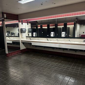 Consolidated Theatres Pearlridge - Women's bathroom - Cinema Near Me - Aiea, Hawaii