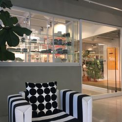 Marimekko - お店の入り口前。 オフィスの受付もある。待合の椅子からして、オシャレ。