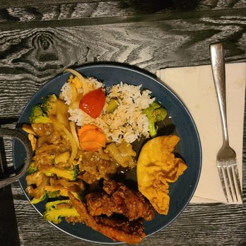 Dena Kitchen - Pad see wee, crab rangoon and chicken wings - Thai Near Me - Chicago, Illinois