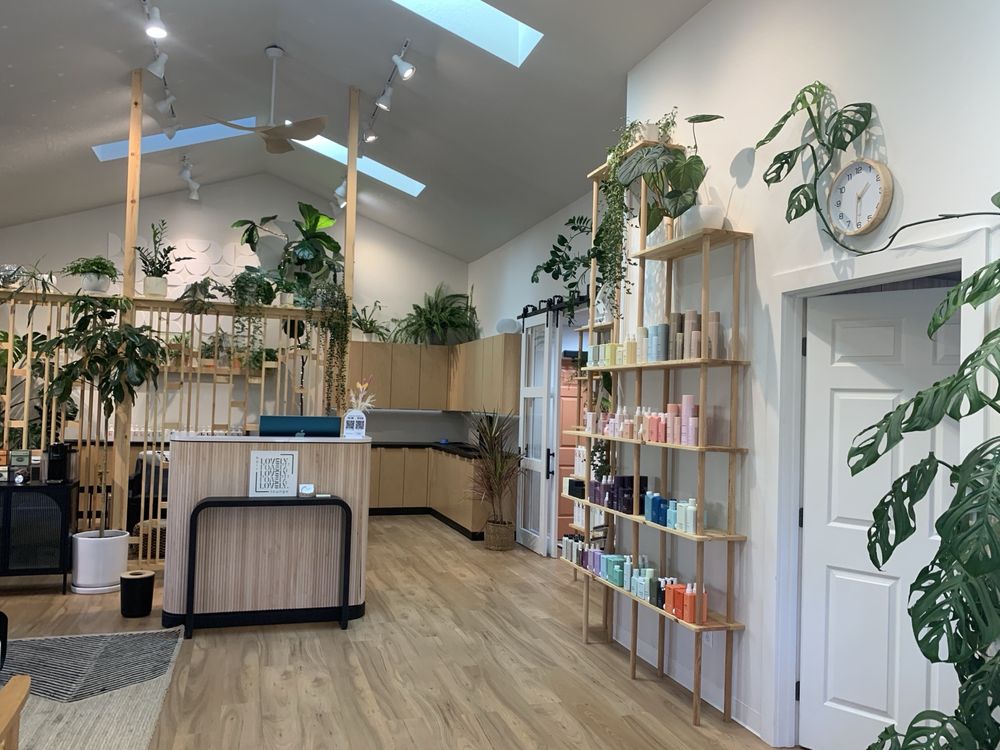 LOVELY Hair Lounge Logo