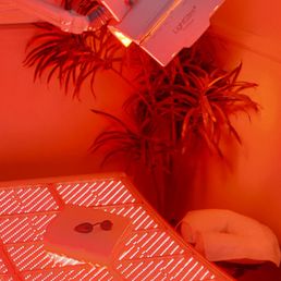 Red light therapy room with (face) light panel