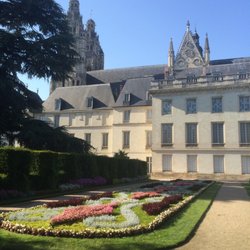 Jardin du Musée des Beaux Arts de Tours - La cathédrale en arrière-plan